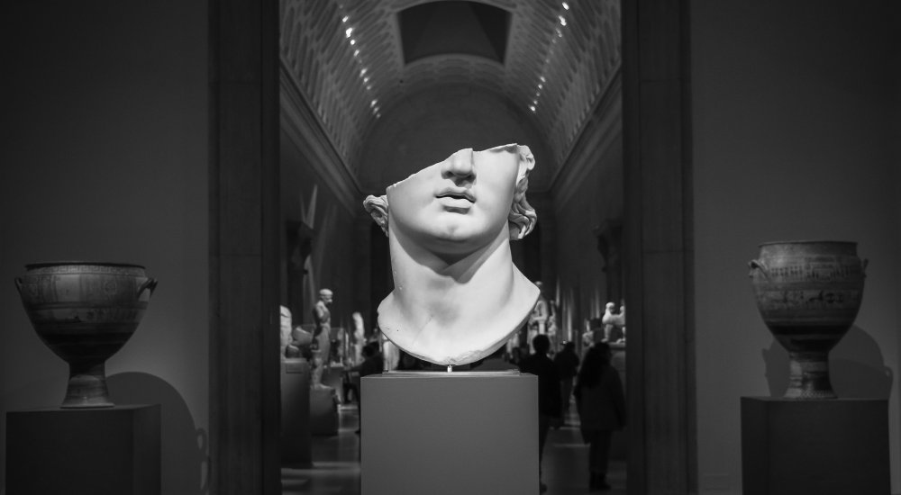 https://unsplash.com/fr/photos/photo-en-niveaux-de-gris-dune-statue-de-femme-D0ad5ow9isg