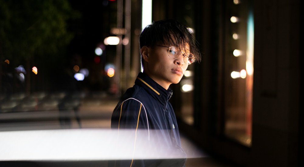 Image: https://unsplash.com/fr/photos/homme-en-veste-de-cuir-noir-debout-pres-dun-batiment-pendant-la-nuit-9QdsaRTeAkg